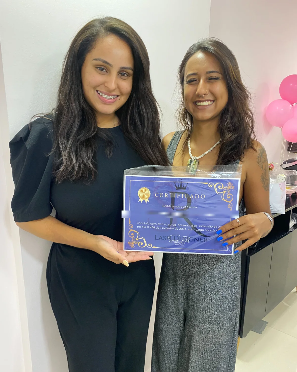 Aluna formada com o certificado do curso Start Lash