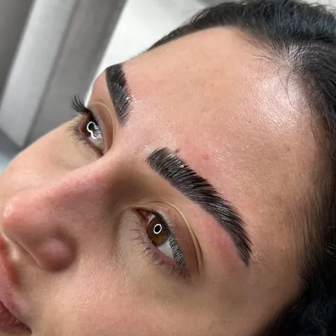 Sobrancelha alinhada com brow lamination