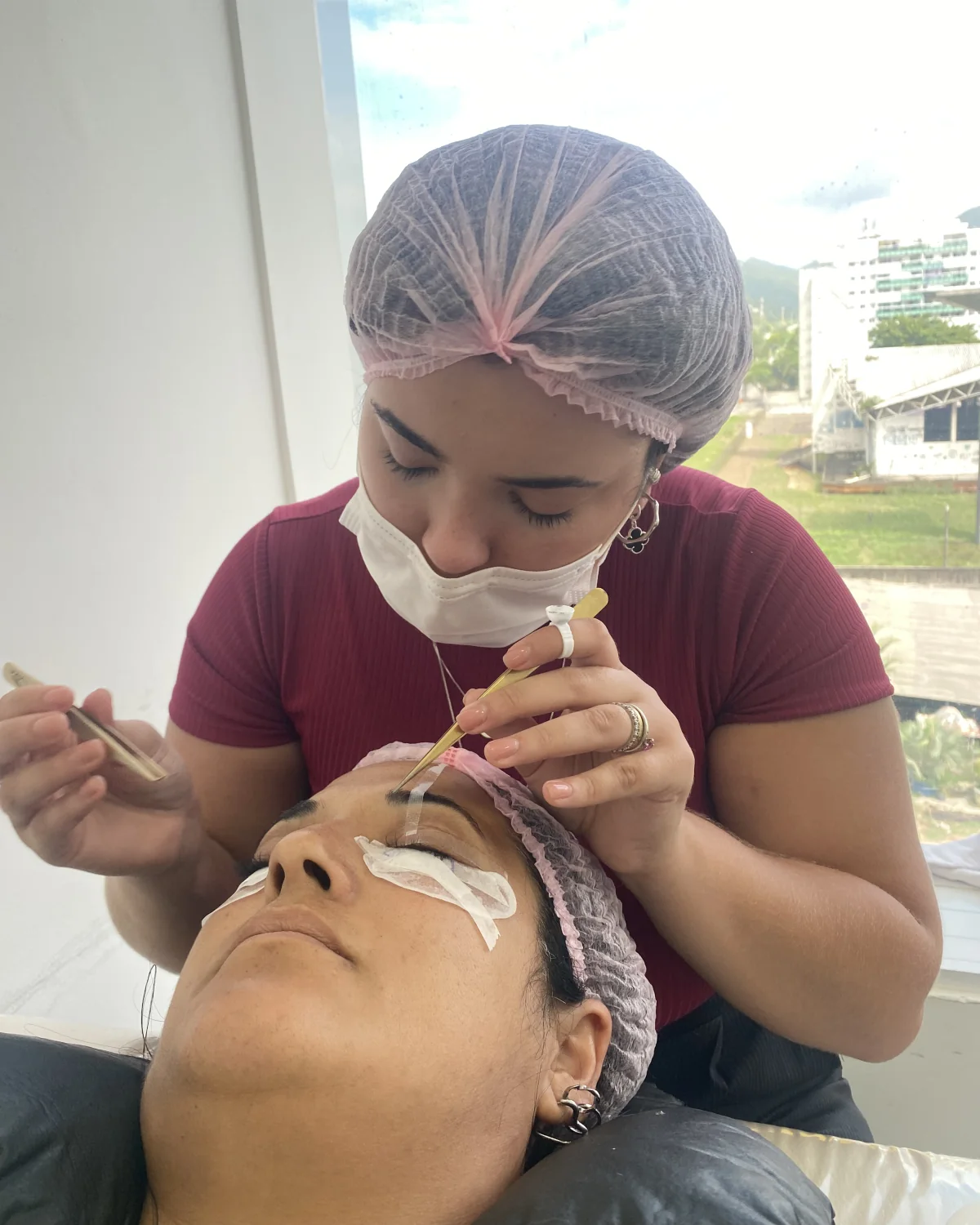 Prática de aplicação de cílios durante o curso