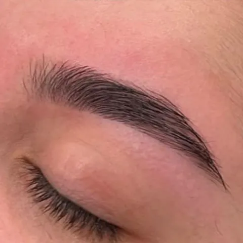 Sobrancelha após design com henna